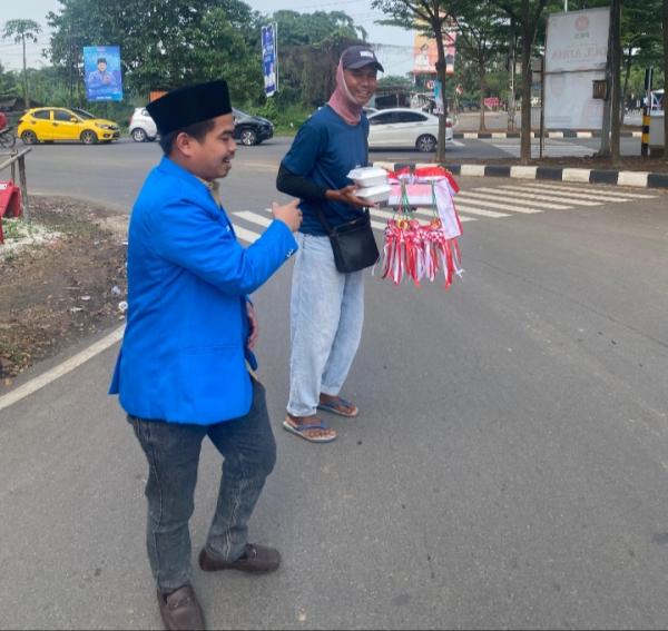 KNPI Banten Berikan Sentuhan Kemanusiaan, Gelar Makan Siang Gratis di Lampu Merah