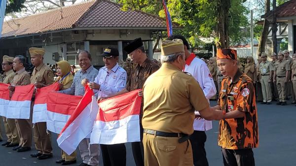 Jelang HUT Kemerdekaan RI, Pemkab Banyumas Bagikan Ribuan Bendera Merah Putih