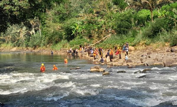 Geger! Jembatan Cirahong Ramai Dikunjungi Warga, Diduga Ada yang Bunuh Diri Terjun ke Sungai