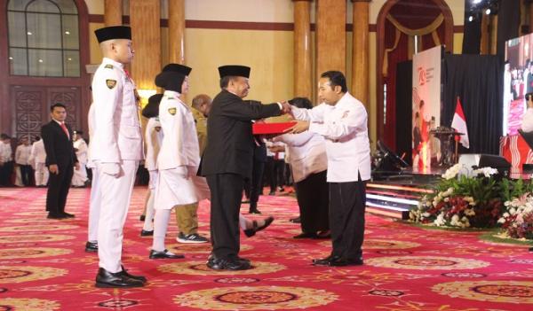 Jelang HUT ke-79 RI, Sekda Herman Suryatman Terima Bendera Pusaka dari BPIP