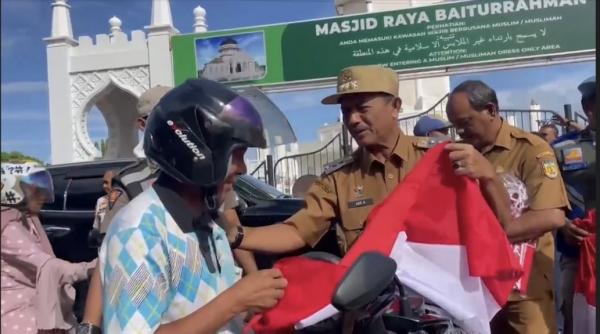 Pemerintah Kota Banda Aceh bagikan Bendera Merah Putih bagi pengguna Jalan Raya