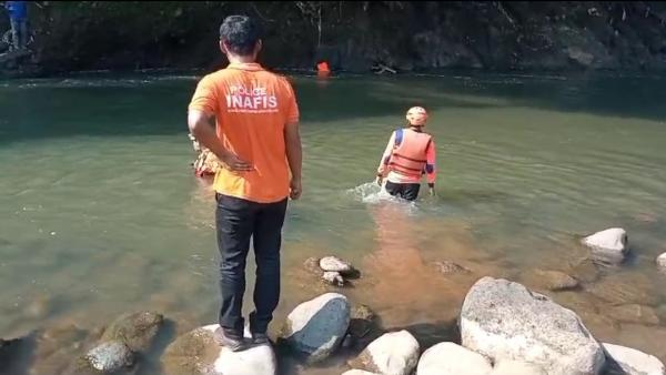 Kesaksian Pemancing di Bawah Jembatan Cirahong, Ada Benda Jatuh dan Air Sungai jadi Merah