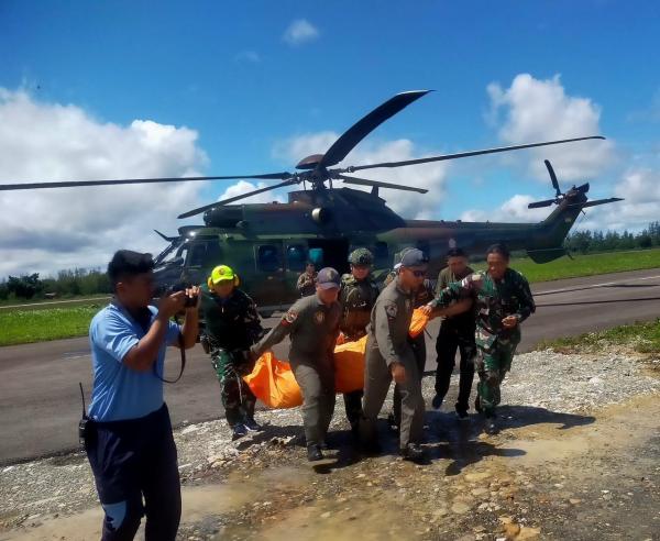 Satgas TNI Kerahkan 3 Heli Evakuasi Jenazah Pilot Glen Malcolm Conning dan Nakes dari Distrik Alama