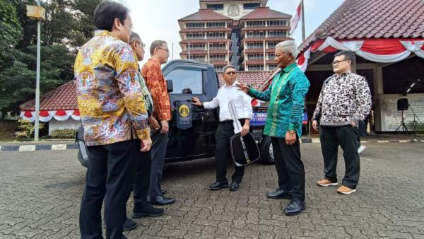 Dukung Dunia Pendidikan, DFSK Donasikan Mobil Pickup untuk Asrama UI