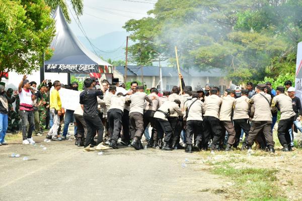 Polres Palopo Gelar Simulasi Pengamanan Pilkada di Kantor KPU