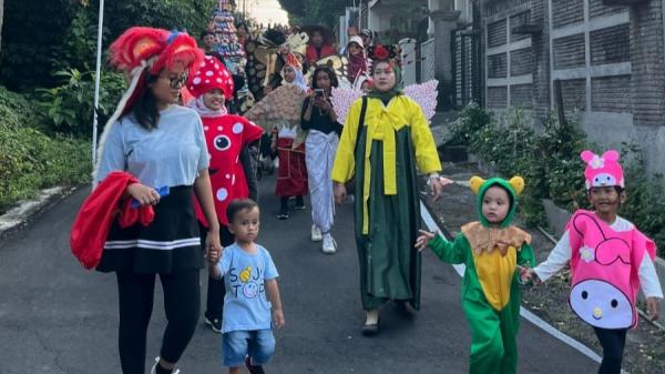 Menyala! Warga Tembalang Karnaval Unik Penuh Warna Sambut Hari Kemerdekaan