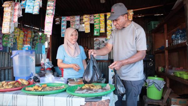 Johni Asadoma Berbagi di Pasar Larantuka