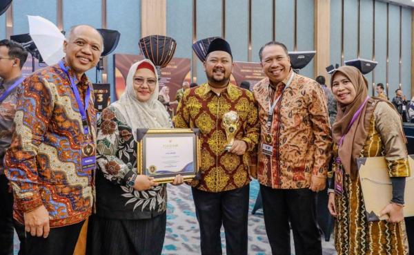 Wujudkan Jaminan Kesehatan, Bupati Gresik Raih Penghargaan UHC Awards dari Wapres Ma'ruf Amin