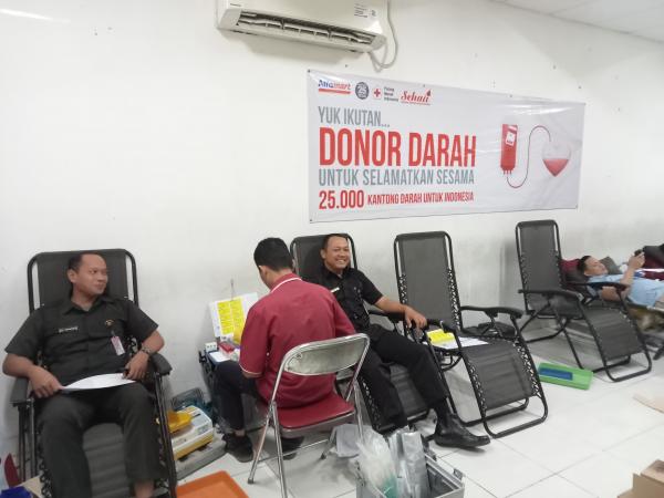 Bantu Tambah Stok, Alfamart Gelar Donor Darah Rutin Bersama PMI Cirebon