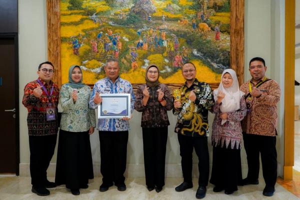 Bupati Indramayu Terima Anugerah 'Universal Health Coverage' atas Capaian Kepesertaan BPJS Kesehatan