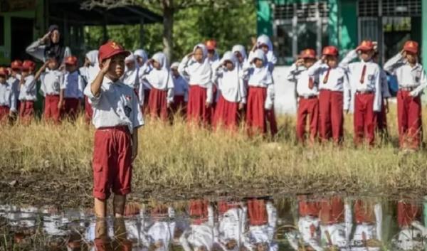 Viral Murid SD di Banjarmasin Tetap Semangat Upacara di Tanah Berlumpur, Para Koruptor Harus Malu!