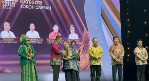 Hj. Sumiatun Terima Anugerah Pemimpin Daerah Awards Kategori Tokoh Daerah Perempuan Inspiratif