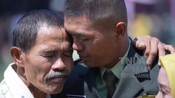 Kisah Haru dari Yanwar Jumowo, Anak Tukang Cukur Rambut Lulus di Akademi Militer, Berpangkat Letda