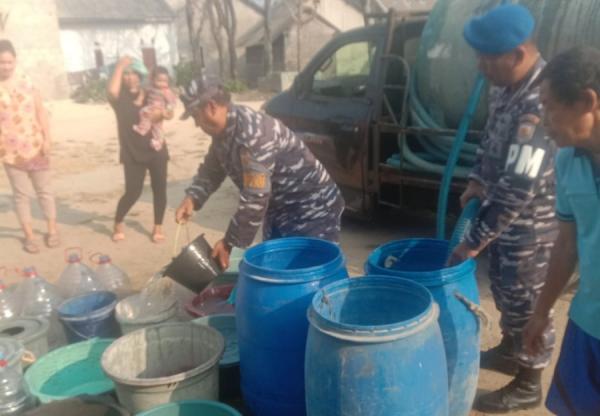 Warga Desa Muara dapat Bantuan Air Bersih dari Pos TNI AL Binuangeun Lanal Banten