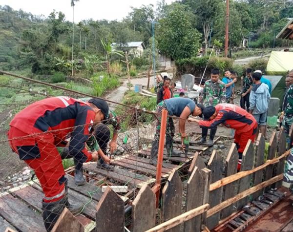 Bangun Ulang Jembatan Penghubung 2 Desa di NTT, Kades Noepesu: Terima Kasih Dansatgas Sektor Barat