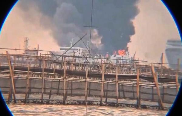 Kapal Terbakar di Kawasan Pelabuhan Tanjung Emas Semarang