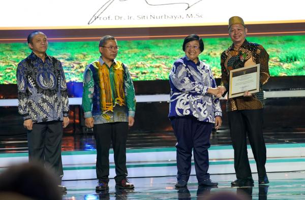 Komitmen Perkuat Program Lingkungan di Sekolah, Walikota Tangsel Terima Penghargaan Adiwiyata 2024