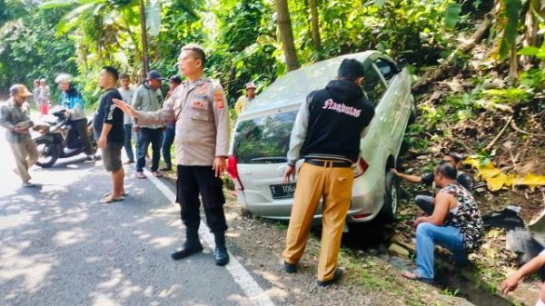 Kecelakaan Lalu Lintas di Tasikmalaya: Avanza Oleng Masuk Parit di Cibalong