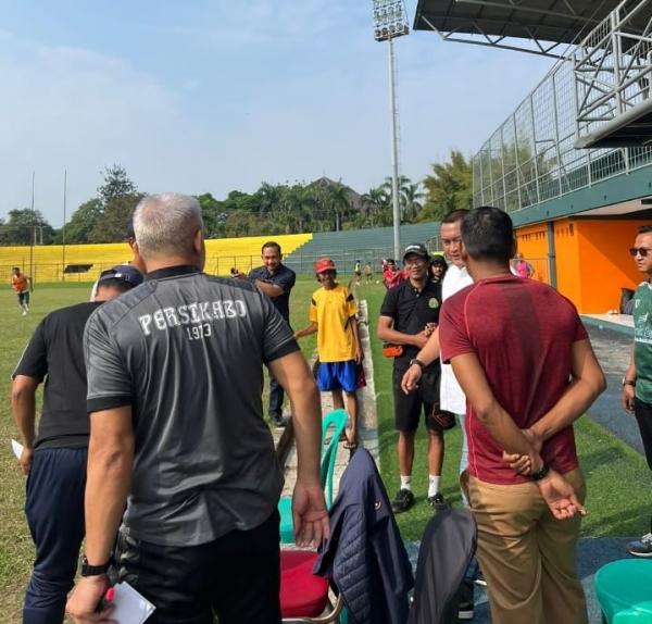 Ketua DPRD  Kabupaten Bogor Sambangi Latihan Perdana Persikabo di Stadion Mini Cibinong