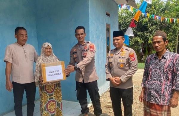 Kapolres Lebak Bagikan Bantuan Paket Sembako pada Warga Lansia di Desa Sangkanmanik Cimarga