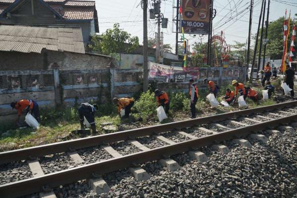 Denda Rp15Juta bagi Warga yang Melanggar di Jalur Rel Kereta Api