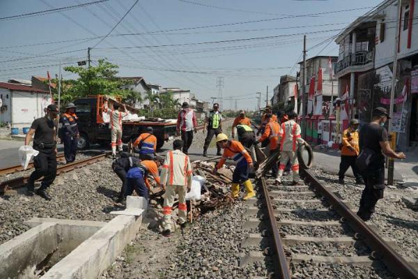 Catat! KAI Larang Warga Beraktivitas di Jalur Rel Kereta Api