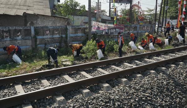 Daop 4 Semarang Bersih-bersih Sampah di Sepanjang Jalur KA dari Stasiun Tawang hingga Kaligawe