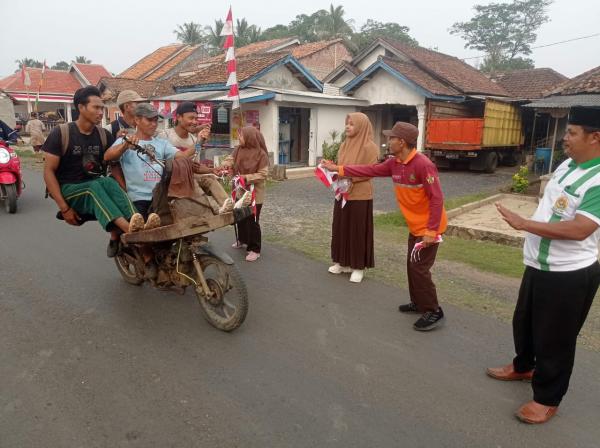 LDII Way Kanan Bagikan Ratusan Bendera Merah Putih kepada Pengguna Jalan di Gunung Labuhan