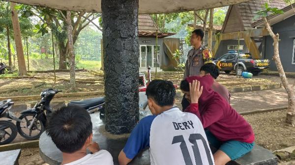 Cegah Kenakalan Remaja, Anggota Polsek Tanjungjaya Tasikmalaya Sambangi Tempat Nongkrong