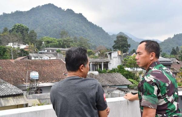 FOTO:  Pangdam IV Diponegoro Berkomunikasi dengan Juru Kunci Gunung Merapi