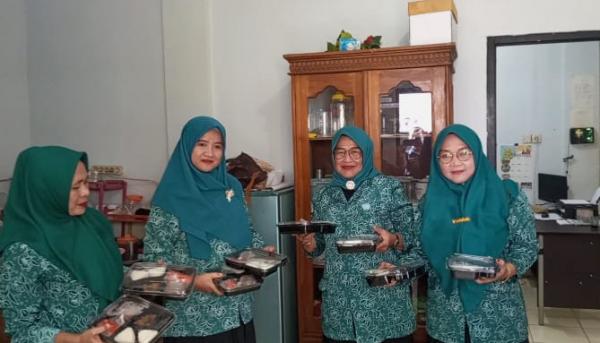 TP PKK Kelurahan Rawa Arum Kota Cilegon Distribusikan Makanan Tambahan Terhadap Anak Stunting