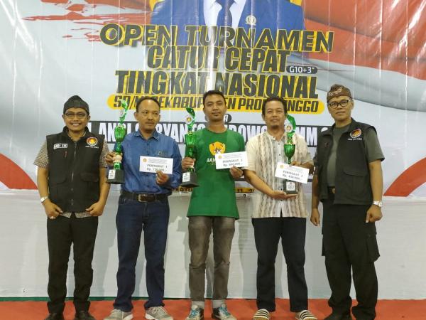 Perangkat Desa Pabean Raih Juara Catur Cepat Nasional Kategori Putra Daerah