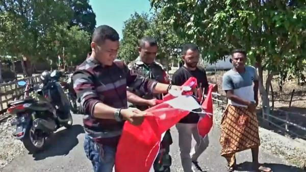 IJTI Pengda NTT Sinergi dengan Babinsa, Bagikan Bendera Merah Putih  untuk Warga Desa