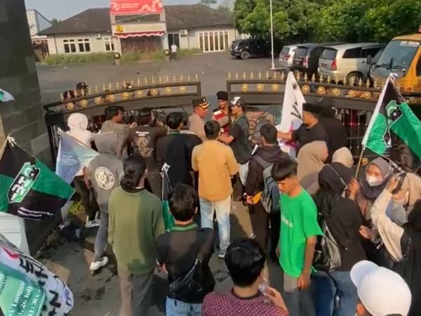 Ricuh! Demo di Depan Kantor BPJN Banten, Mahasiswa Pandeglang Nyaris Bentrok dengan Ormas