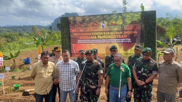 TNI-Polri Bersinergi Tanam Pohon Dukung Ketahanan Pangan di Tasikmalaya