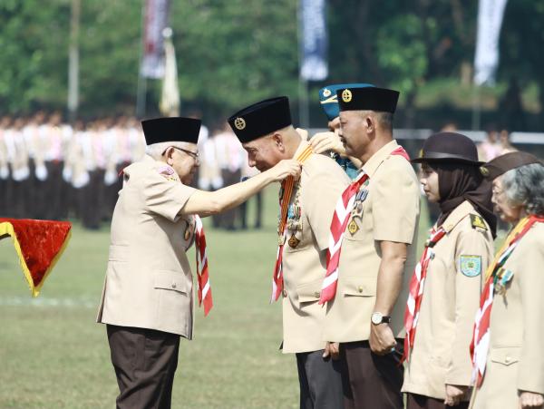 Wapres Sematkan Lencana Melati Pada Ketua Kwarda Pramuka Jatim, Begini Pesannya