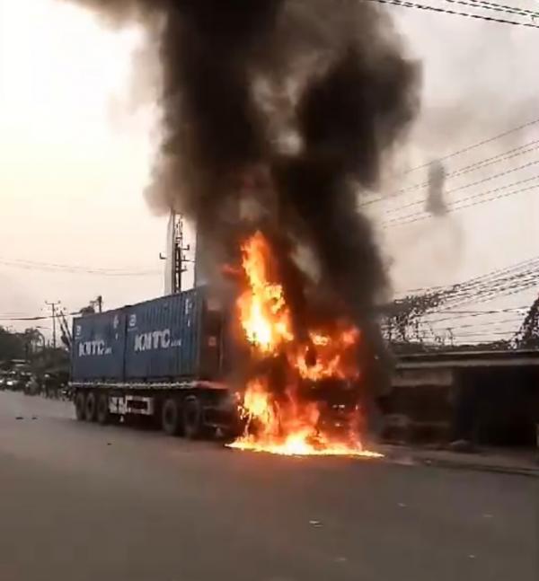 Truk Kontainer Terbakar, Usai Tabrak 2 Pengendara Motor Hingga Tewas di Jalan Jakarta Serang