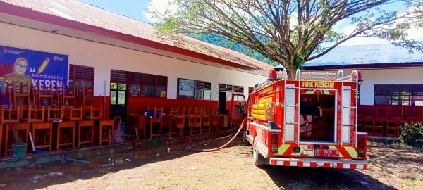 Damkar Mamuju Bersihkan Sejumlah Sekolah Pasca Banjir