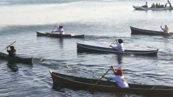 ﻿Seru! Meriahkan HUT ke 79 RI, Emak-emak di Baubau Ikut Lomba Dayung Perahu Tradisional