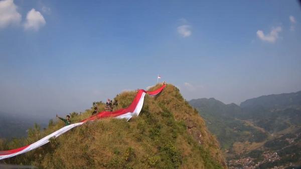 150 Peserta Ikuti Kirab Bendera Merah Putih di Puncak Gunung Batu Sukamakmur