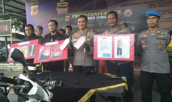 Serang Warga dengan Samurai, Dua Anggota Geng Motor Diringkus