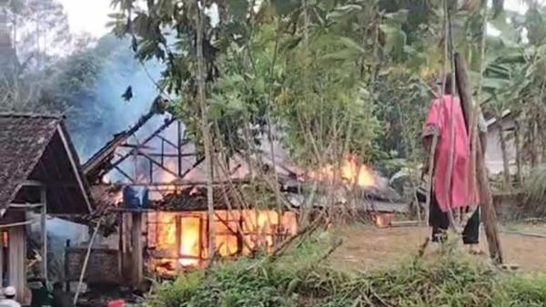 Ditinggal Ambil Bansos, Rumah Lansia di Taraju Tasikmalaya Ludes Terbakar