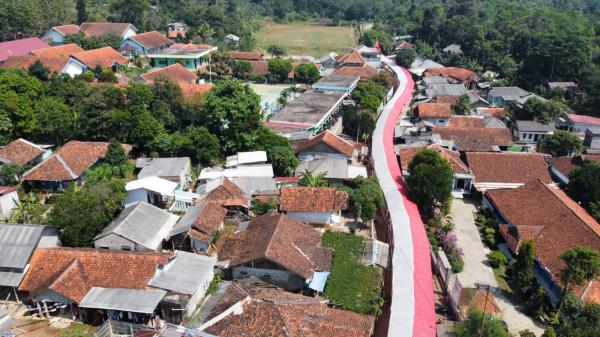 Momen HUT RI ke 79, Pemdes Cintaasih Gekbrong Bentangkan 260 Bendera Merah Putih