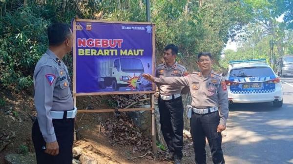 Polisi Imbau Pengendara Hati-Hati, Jalan Banjar-Cimaragas Dipasang Rambu Ngebut Berarti Maut