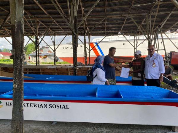 Kelompok Nelayan Ambon Terima Bantuan Perahu dari Kemensos