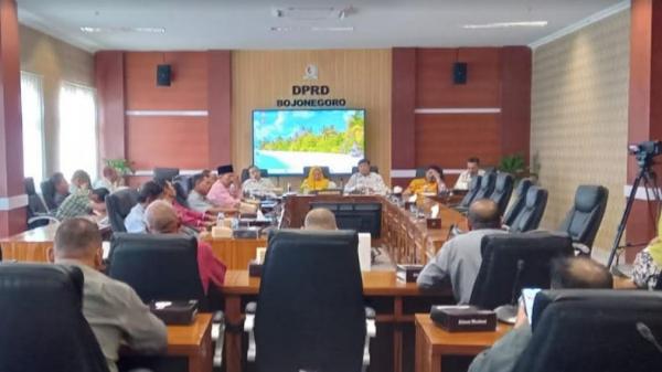 30 Mantan Kades Ngadu ke DPRD Bojonegoro, Ngaku Jatuh Miskin, Minta Pemkab Beri Tali Asih Rp100 Juta