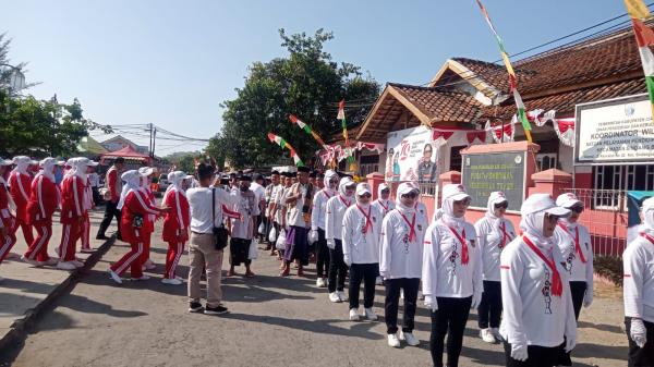 Ribuan Warga Sindangbarang Cianjur Ikut Lomba Gerak Jalan Peringati HUT RI ke-79