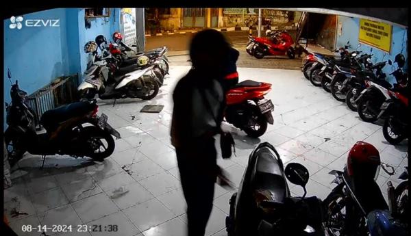 Viral! Terduga Pelaku Maling Motor Babak Belur Diamuk Massa, Aksinya Terekam CCTV