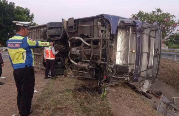 Bus Pariwisata Kecelakaan di Tol Jombang, Dua Orang Luka, Kernet Tewas