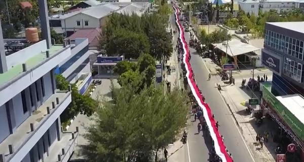 Bendera Merah Putih Raksasa Sepanjang 340 Meter Diarak Secara Kolosal di Waingapu